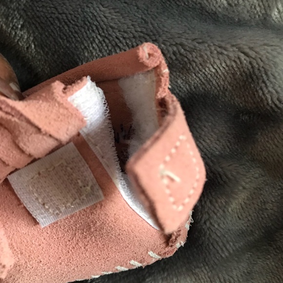 SOLD. Baby Minnetonka Moccasins Sz 2 Pink Suede - Picture 3 of 5